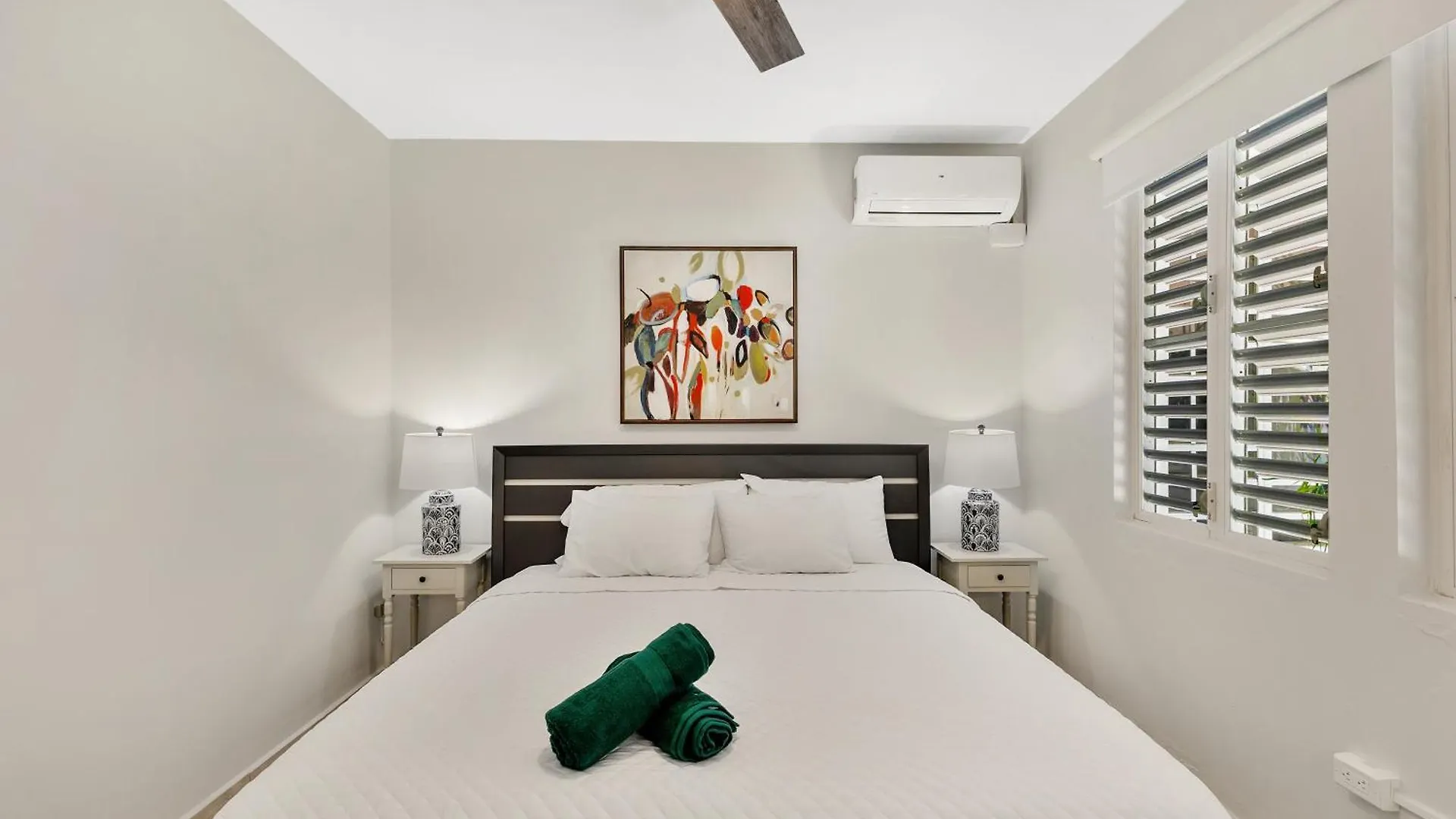 Condado 4 Bed 3 Bath Sleeps 8 Jacuzzi & Free Parking Villa San Juan