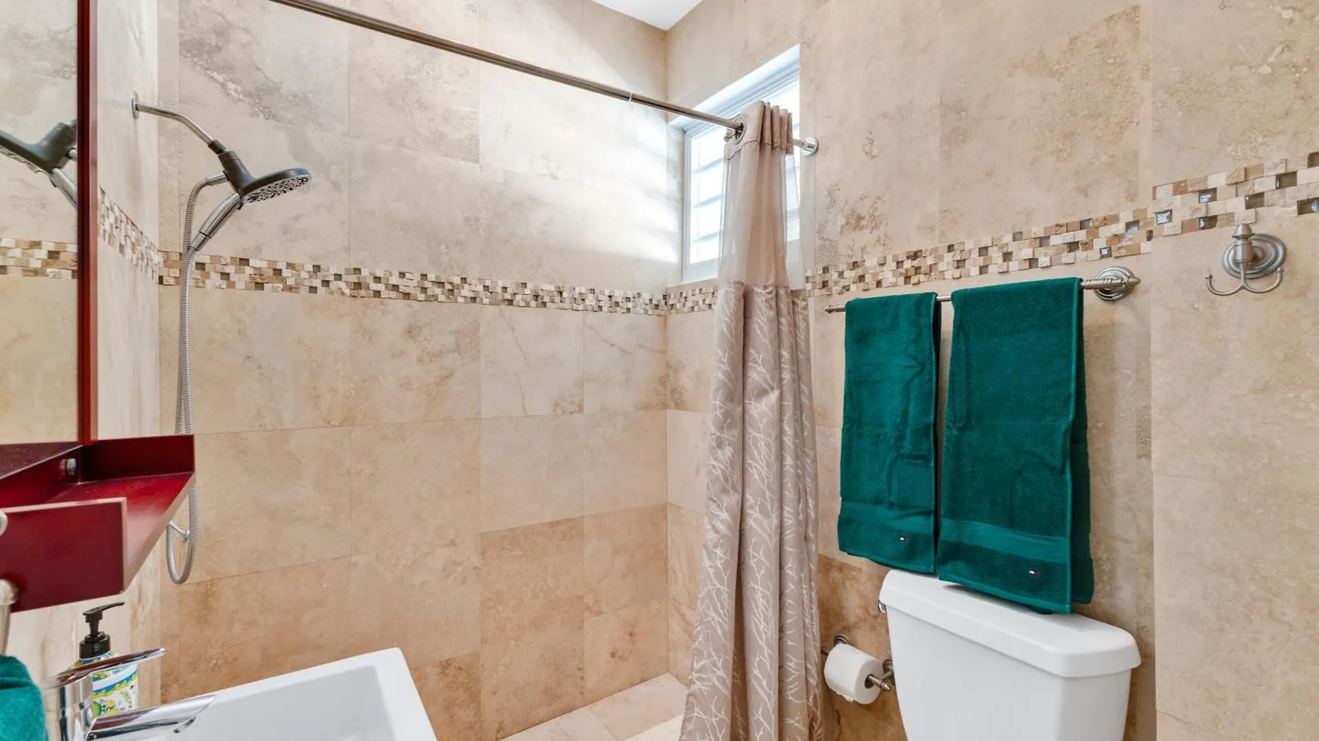 Condado 4 Bed 3 Bath Sleeps 8 Jacuzzi & Free Parking Villa San Juan