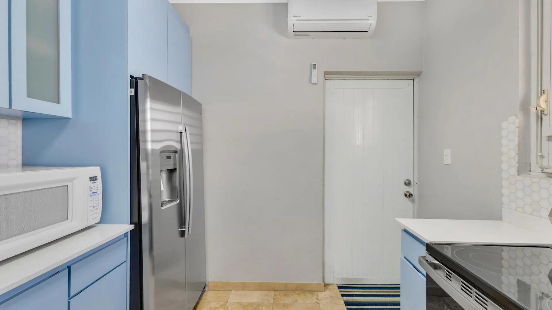 Condado 4 Bed 3 Bath Sleeps 8 Jacuzzi & Free Parking Villa San Juan