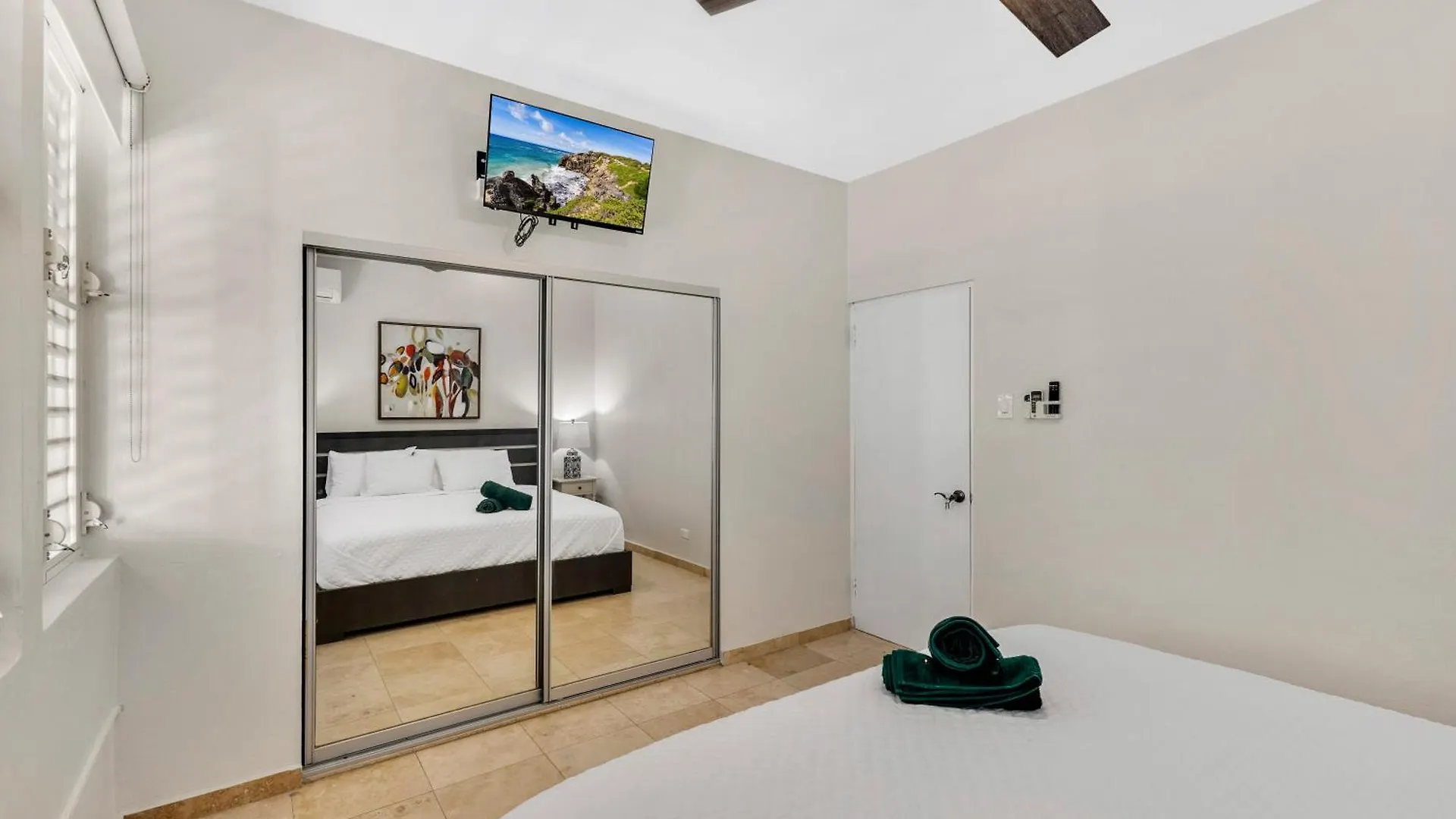 Condado 4 Bed 3 Bath Sleeps 8 Jacuzzi & Free Parking Villa San Juan