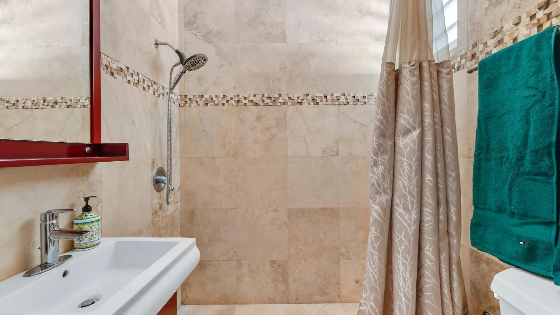 Condado 4 Bed 3 Bath Sleeps 8 Jacuzzi & Free Parking Villa San Juan